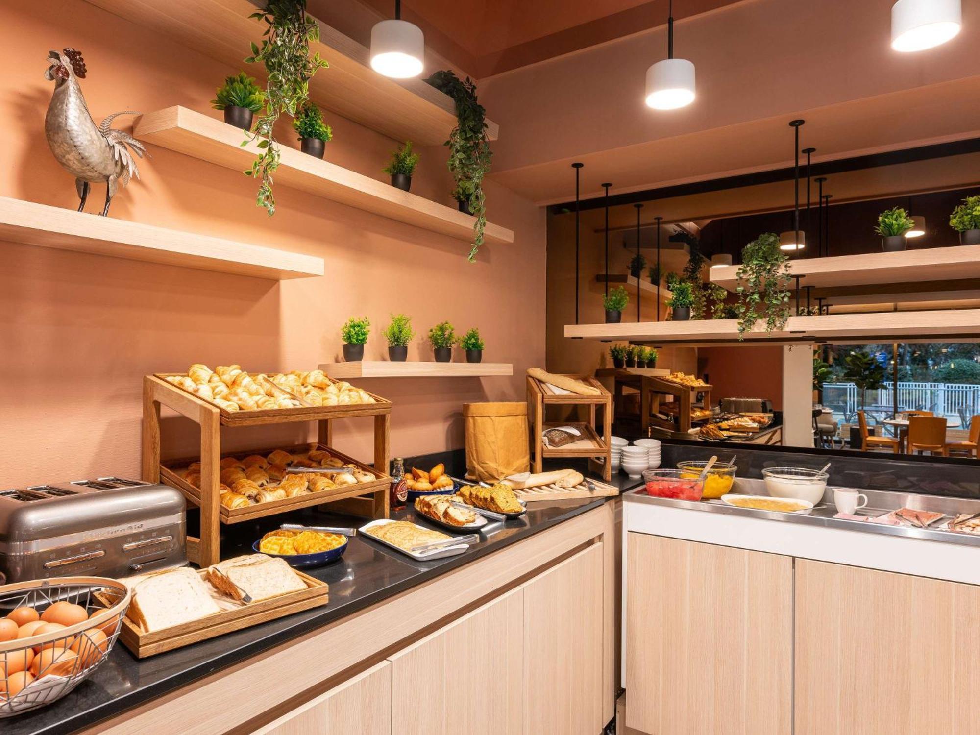 Novotel Nord - Porte De Bourgogne Hotel 4*